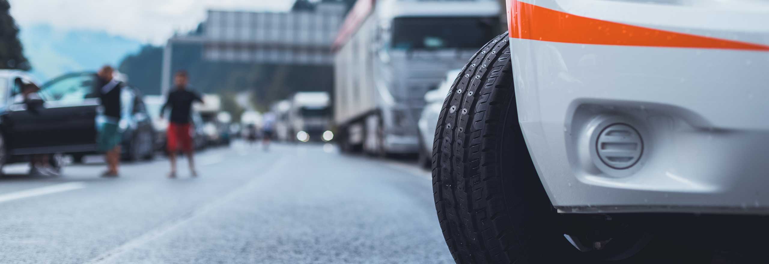 Veicoli parcheggiati sul ciglio della strada in mezzo al traffico