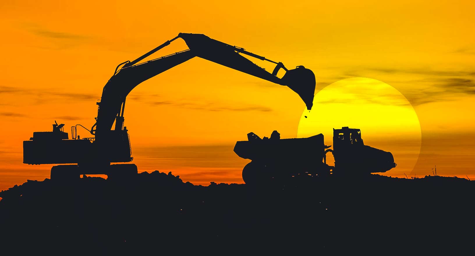 Silhueta de caminhão basculante ao pôr do sol em canteiro de obras 